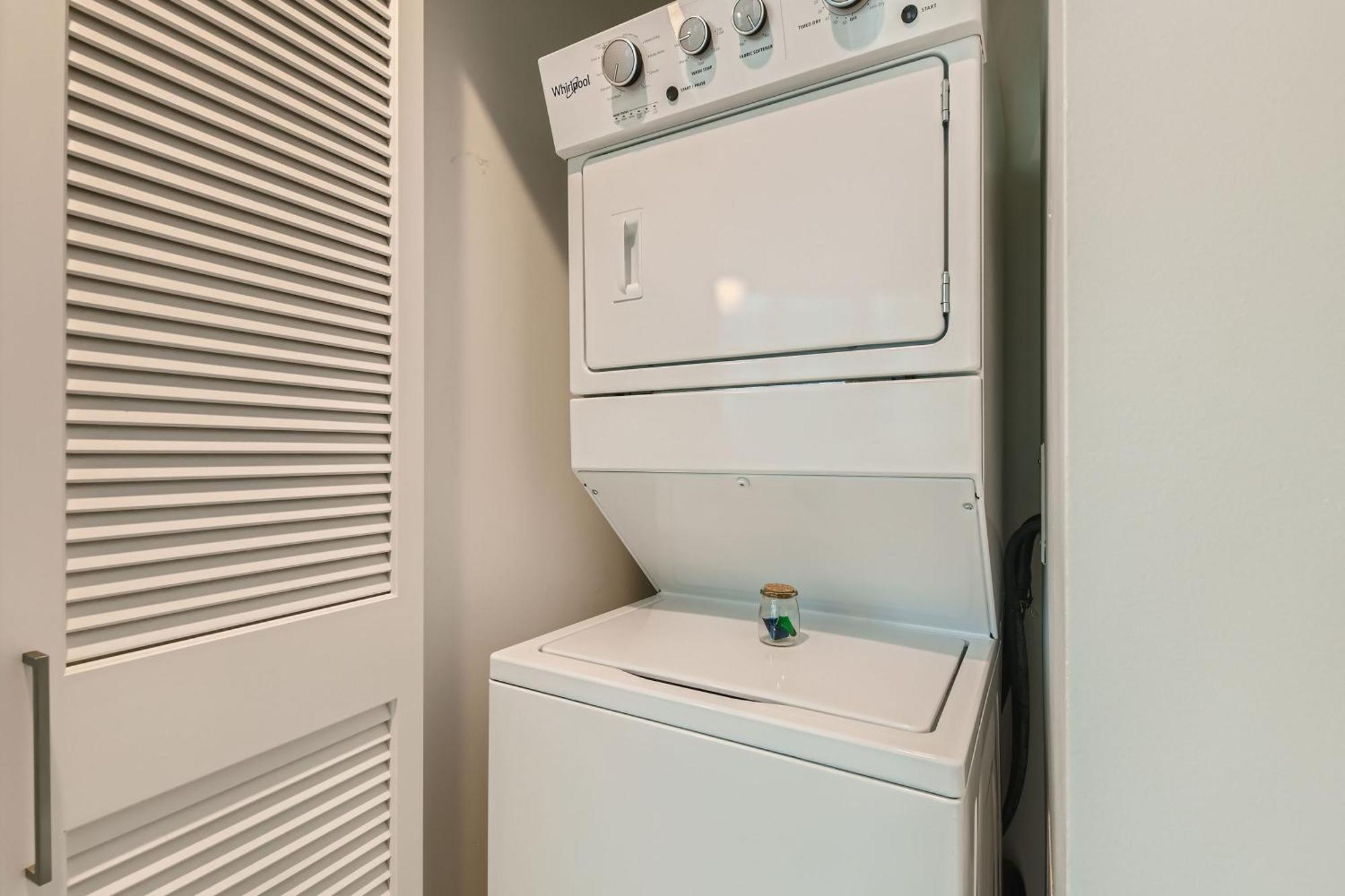 Sentral Michigan Avenue Aparthotel Chicago Room photo A stacked washer and dryer