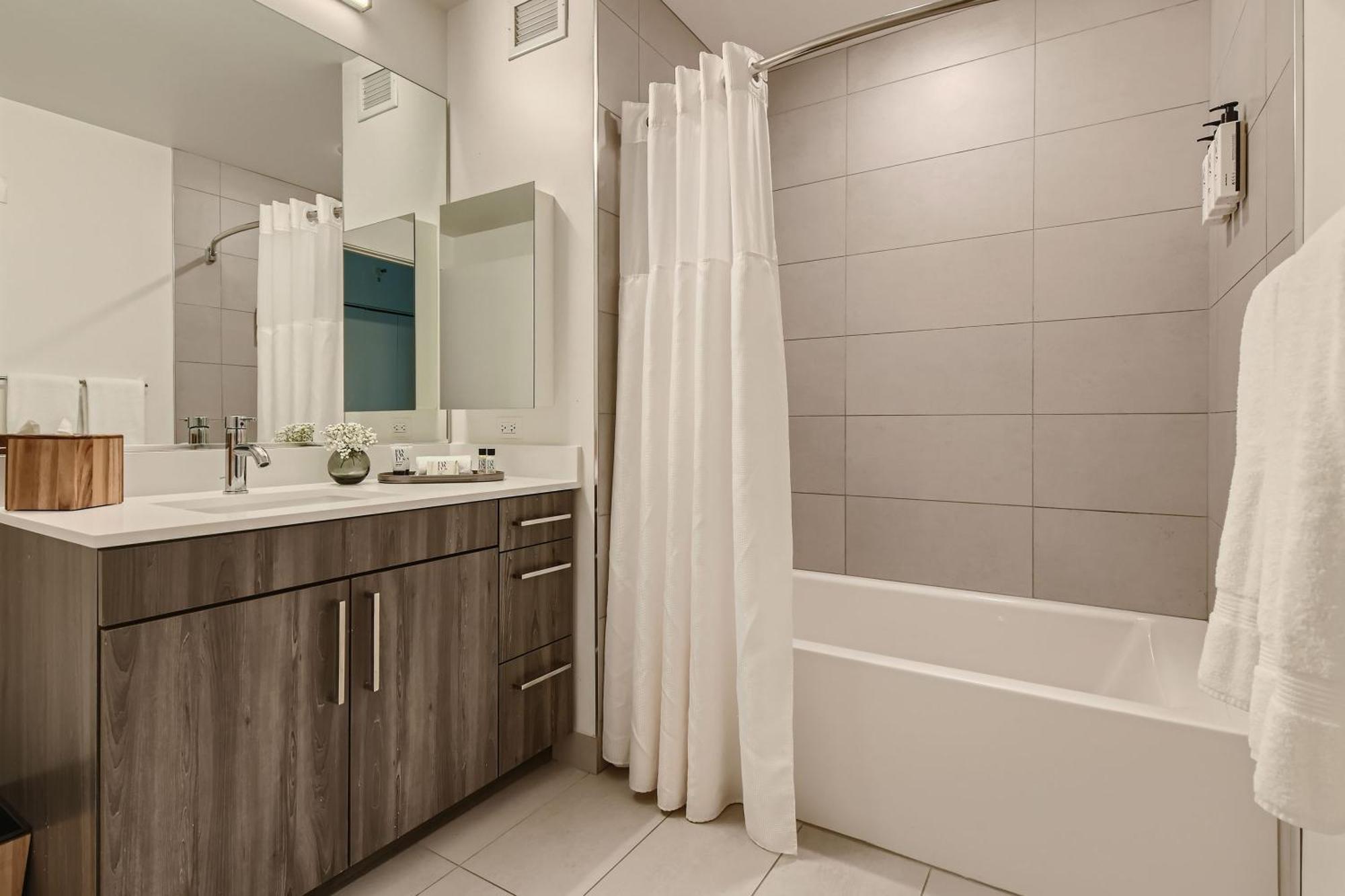 Sentral Michigan Avenue Aparthotel Chicago Room photo A modern bathroom with a shower curtain